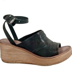 AS98 wedges 8.5 39 good condition. Niall. Black.